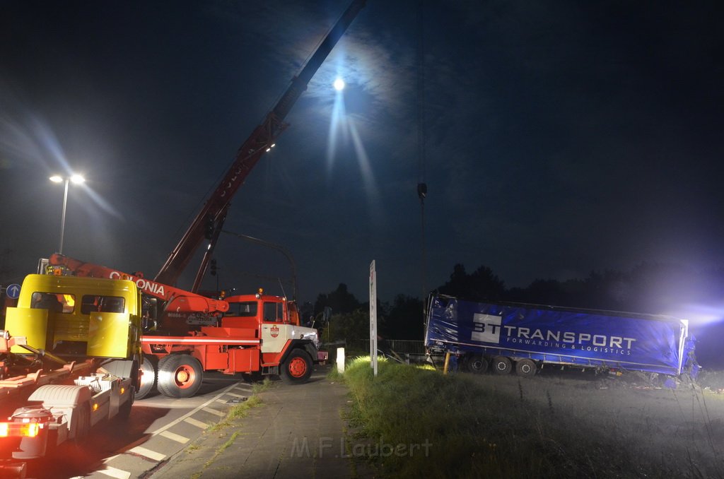 VU LKW umgestuerzt Feldkassel Industriestr Robert Boschstr P248.JPG